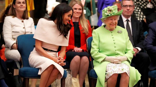 Harry &amp; Meghan (Netflix) : Meghan mime sa révérence grotesque à Elizabeth II, Harry très embarrassé