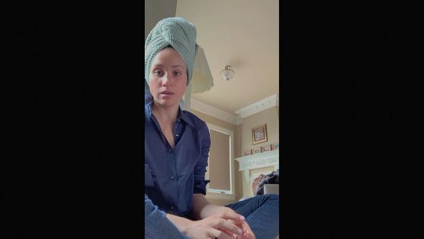Harry &amp; Meghan (Netflix) : serviette sur la tête sans maquillage, cette image troublante de Meghan déprimée dans sa salle de bain