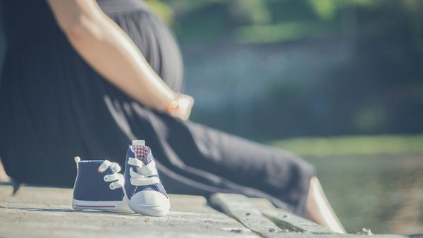 Il apprend que sa belle-mère leur rend visite, une nouvelle aux conséquences dramatiques pour sa compagne enceinte
