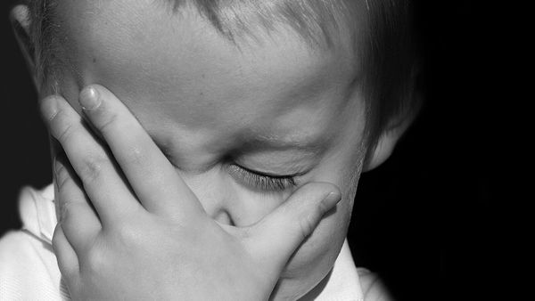 Ils confient leurs enfants à la nounou sans se douter des abjections que leur fait subir le fils de cette dernière