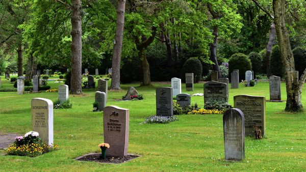 Ils se recueillent sur la mauvaise tombe pendant 17 ans, l’explication est lunaire