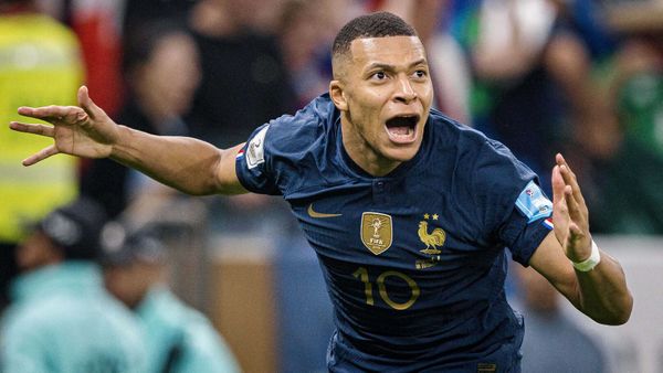 Kylian Mbappé : après la défaite en finale, la star des Bleus a éclaté en sanglots dans les bras de son père