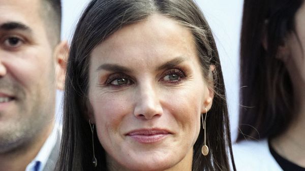 Letizia d’Espagne joue la carte monochrome et le cuir avec un look total bordeaux