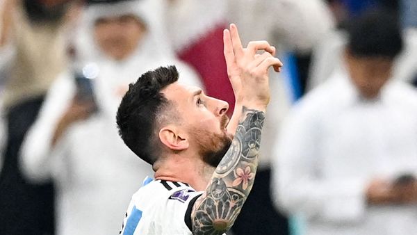 Lionel Messi évacué par les airs, les images dingues et inquiétantes de la liesse au retour des joueurs argentins