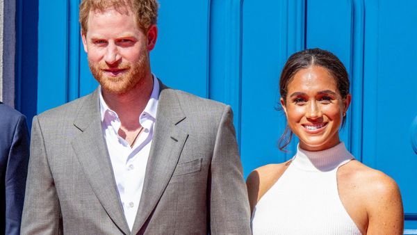Lunettes de star, total look noir et grand sourire… L’arrivée tonitruante de Meghan et Harry à New York
