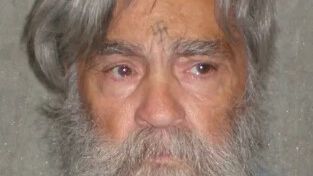 MAISONS DE L’HORREUR. "Tu le crois ?", cette star qui a vécu un moment perturbant avec Charles Manson dans son antre
