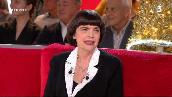 Mireille Mathieu : pourquoi elle a été terrorisée par sa rencontre avec Elizabeth II