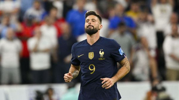 Olivier Giroud radieux : canon en tribunes, il publie un selfie avec sa femme et ses deux aînés