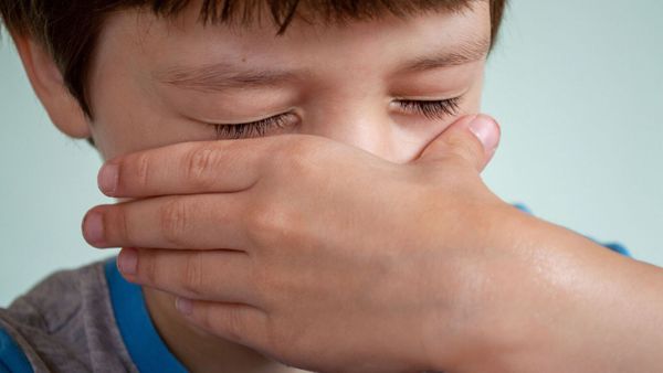 Pour lui passer l’envie de regarder la télé, des parents inventent une punition terrible pour leur petit garçon
