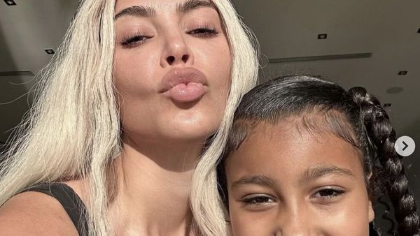 Rides, imperfections et vergetures sur les seins… Kim Kardashian s’assume au naturel sur des selfies inédits avec North