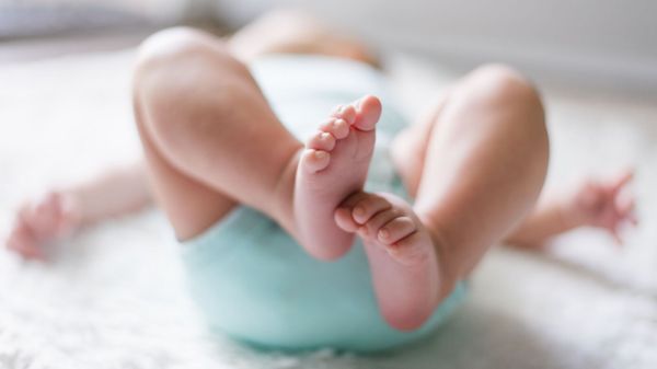 Un bébé de deux mois meurt après que ses parents le laissent passer la nuit dans le jardin