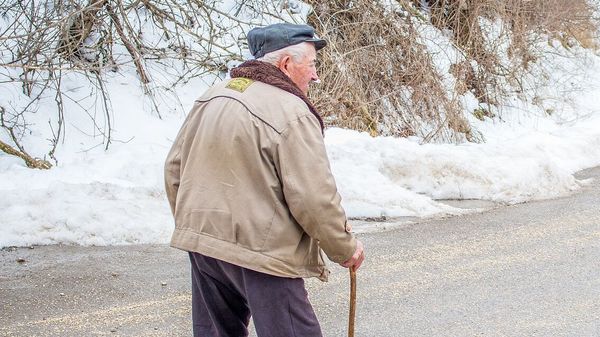 Un grand-père veut mourir avec une dernière "blague" osée, son petit-fils en plein dilemme