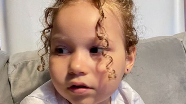 Une fillette de 5 ans portée disparue depuis le meurtre de sa mère à Thanksgiving retrouvée sur un parking