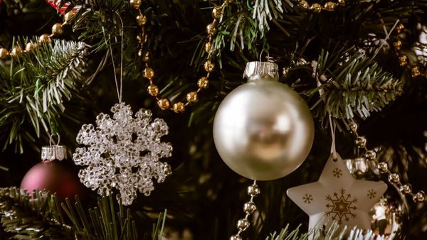 Une mystérieuse maladie la met dans une situation déchirante pour le premier Noël de sa petite fille