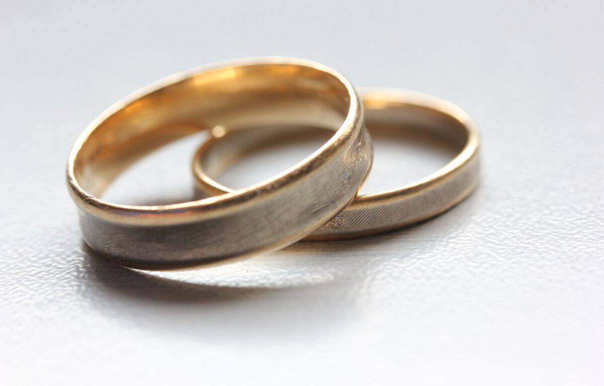 Hérault : Dix-sept ans après, une femme découvre qu’elle est mariée avec son mari… et le maire du village