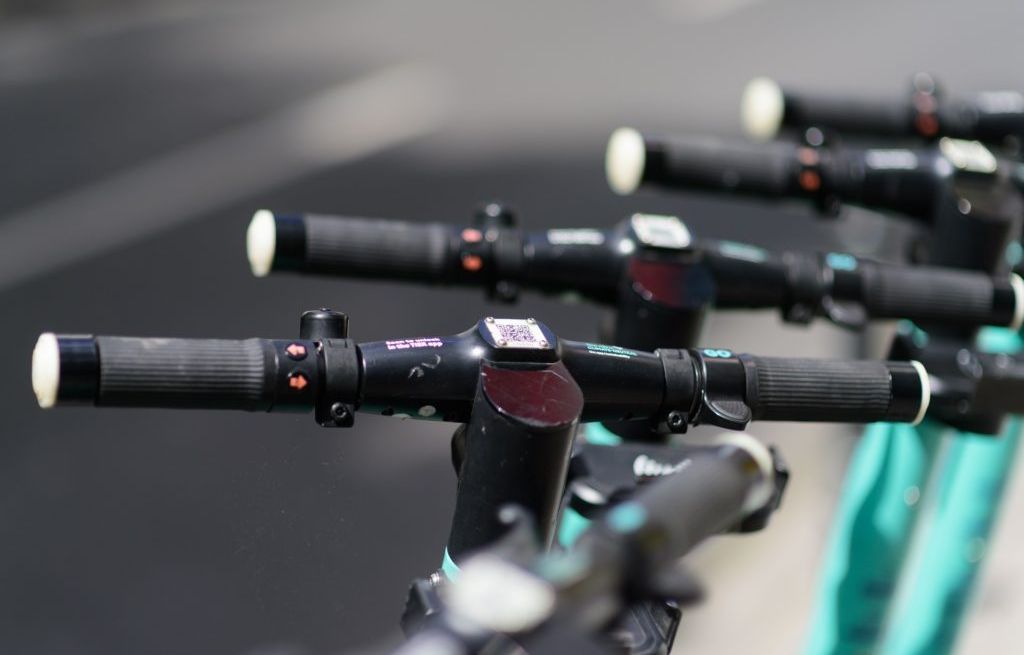 Lyon : Un quinquagénaire soupçonné d’avoir vandalisé près de 500 trottinettes