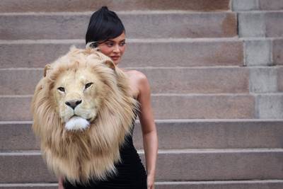 La robe “tête de lion” de Kylie Jenner ne passe pas inaperçue