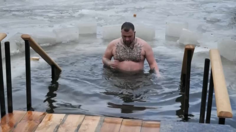 Malgré la guerre, les Ukrainiens célèbrent l’Épiphanie orthodoxe et s’immergent dans l’eau glacée