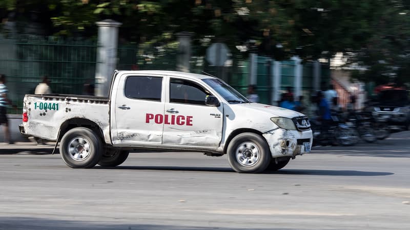 Haïti: six policiers morts lors d’une attaque commise par les gangs, manifestations à Port-au-Prince