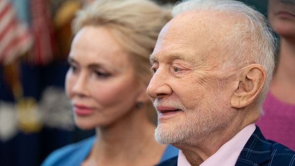 Buzz Aldrin marié à 93 ans : le premier homme à avoir marché sur la lune a dit oui à sa compagne Anca Faur