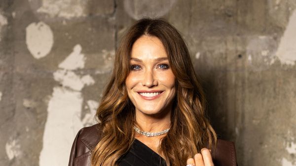 Carla Bruni moqueuse : elle raille gentiment le grand déballage du prince Harry avec un cliché surprenant