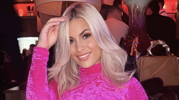 Carla Moreau a 26 ans : elle ose un look flashy à la Kim Kardashian et s’attire une avalanche de critiques