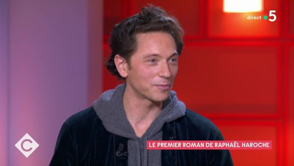 "Ce n’était pas une époque très heureuse" : Raphaël se confie sur son adolescence difficile