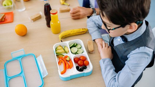 Des rumeurs empoisonnent la vie d’un collège, le déjeuner à la cafétéria vire au drame