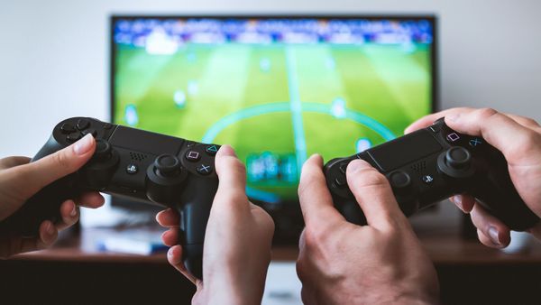 Deux copains de 10 et 11 ans jouent à la console, ça se termine dans le sang