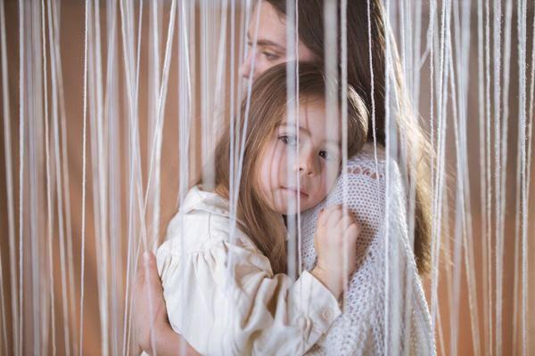 Elle découvre que son mari la trompe avec la baby-sitter après avoir installé une caméra