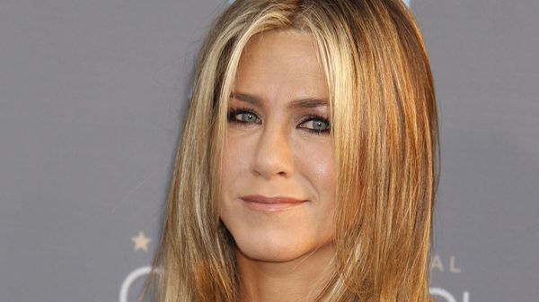 "Elle a secoué ses seins contre mes joues" : Jennifer Aniston très intime avec un célèbre acteur français