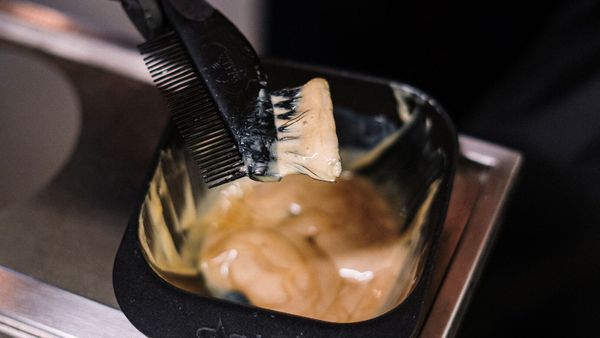 Elle utilise un sac en plastique pour se teindre les cheveux et découvre, mortifiée, une affreuse surprise