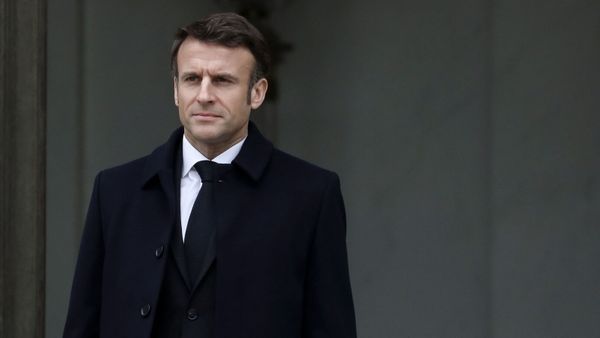 Emmanuel Macron : costume noir, mains croisées, posture symétrique… Ce cliché inattendu avec une pop star à l’Elysée