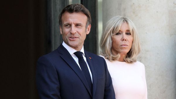 Emmanuel Macron rigole au sujet de son couple avec Brigitte face à des journalistes