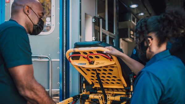 En grand danger, elle attend une ambulance pendant 11 heures et en paye le prix fort