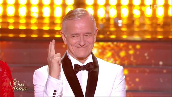 Francis Huster risée du web : gêné, il évoque son fashion faux pas lors du concours Miss France 2023