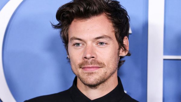 Harry Styles : tout juste célibataire, le chanteur s’affiche dans les bras d’une mystérieuse brune