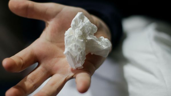 Il se plaint d’avoir le nez qui coule et succombe 36 heures plus tard