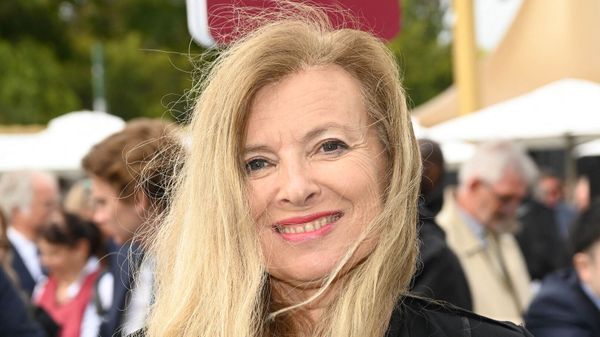 "Il préférait porter un pilon" : Valérie Trierweiler se confie sur le handicap de son père, qui choquait ses amies
