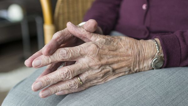 "J’ai cru que c’était…" : une pluie d’urine s’abat sur l’appartement d’une septuagénaire