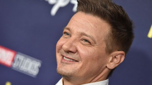 Jeremy Renner dans un état critique : nouvelles informations sur le terrible accident de l’acteur