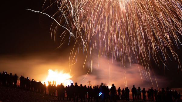L’horreur au Nouvel An : elle regarde les feux d’artifice quand l’un d’eux se coince dans sa tenue