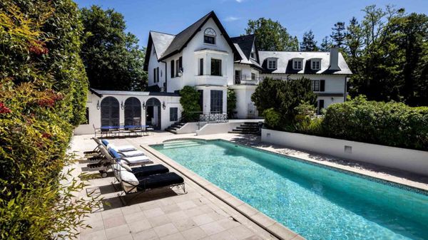 Laeticia et Johnny Hallyday : découvrez l’intérieur de la villa de Marnes-la-Coquette en vente (Photos)