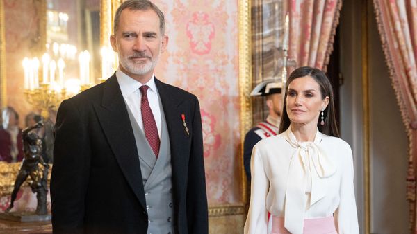 Letizia d’Espagne furieuse : ignorée de manière outrancière par un dignitaire, elle lui lance un regard assassin (Vidéo)