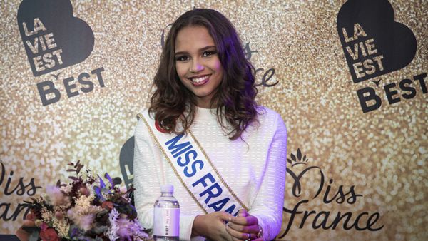 Miss France 2023 : des lycéennes surmenées contraintes de travailler de nuit pour l’élection, révélations choc