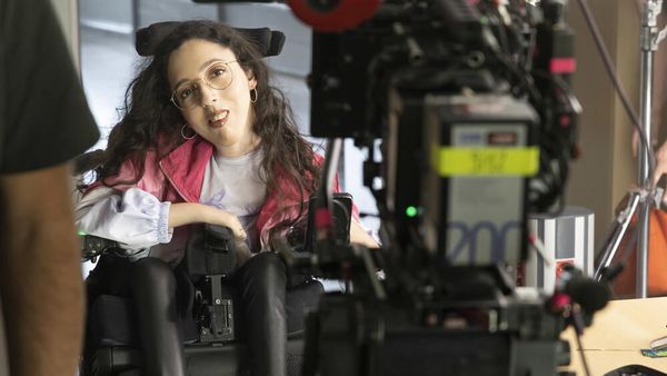 Ness Merad (Lycée Toulouse-Lautrec) a-t-elle un lien de parenté avec Kad Merad ?