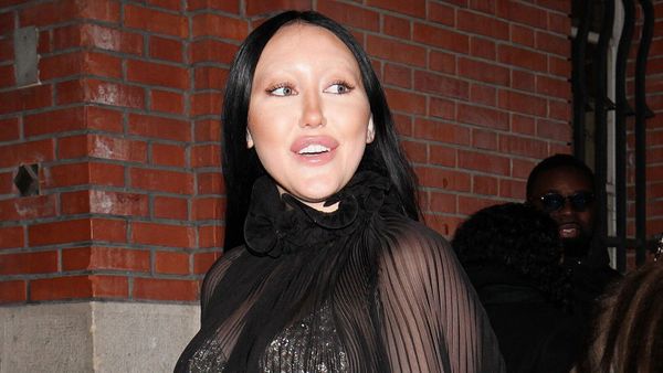 Noah Cyrus : en lingerie glitter et naked dress à la Fashion Week de Paris, elle n’a rien à envier à sa sœur