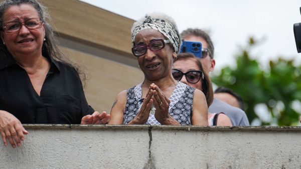 Obsèques de Pelé : émue aux larmes, sa soeur fait un geste bouleversant à la foule depuis son balcon