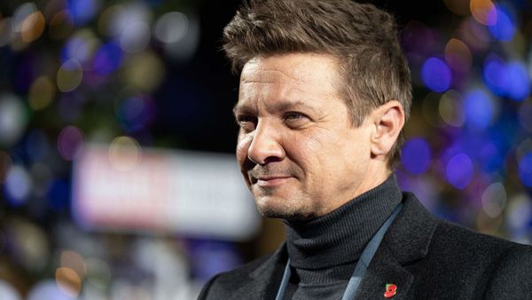 "Plus de 30 os brisés" : Jeremy Renner sort du silence après son grave accident