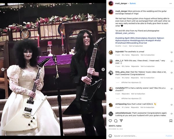 Plus rock’n roll que jamais ils s’échangent un objet insolite à leur mariage